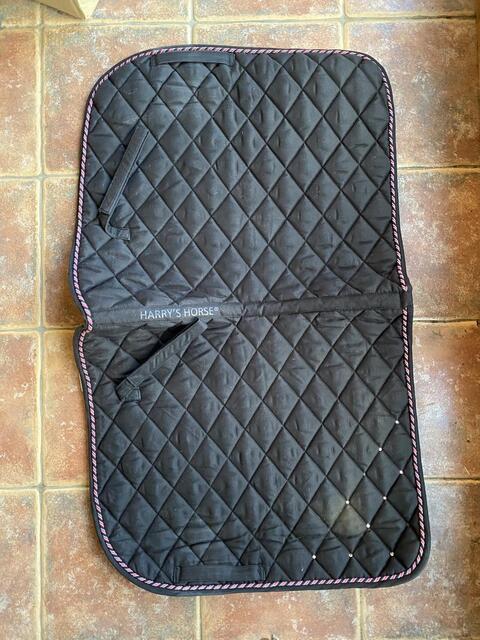 Tapis dressage noir et rose, HARRY’S HORSE.
