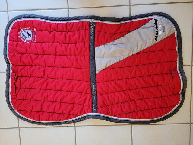 TAPIS FOUGANZA NID D'ABEILLE ROUGE ET GRIS COMME NEUF