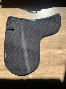 tapis noir en forme de selle