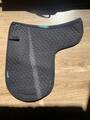 tapis noir en forme de selle