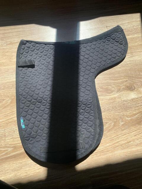 tapis noir en forme de selle