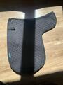 tapis noir en forme de selle