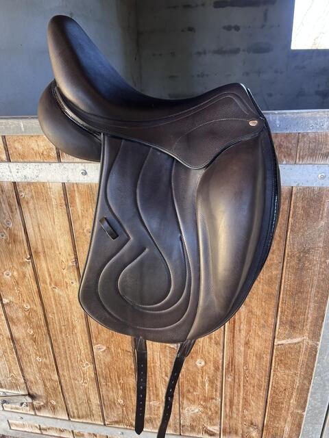 Selle de dressage noire 2022