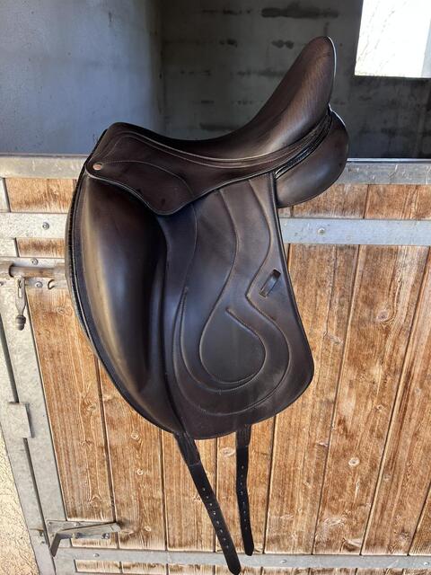 Selle de dressage noire 2022