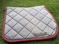 Tapis de selle gris/bordeaux