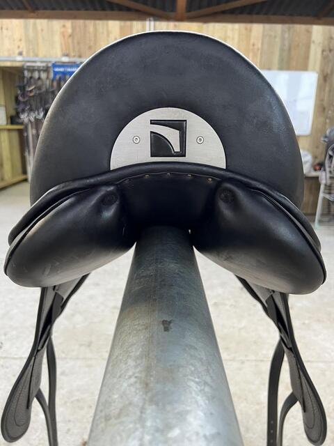 Selle Dressage Childeric 2022 - 17,5 - état neuf - URGENT