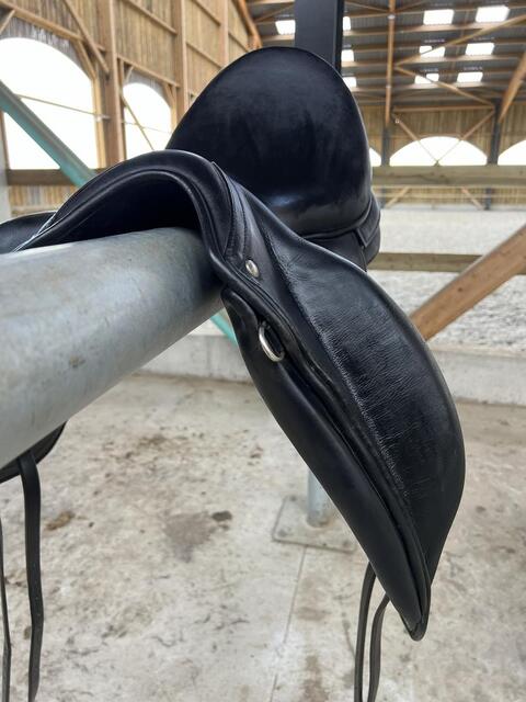 Selle Dressage Childeric 2022 - 17,5 - état neuf - URGENT