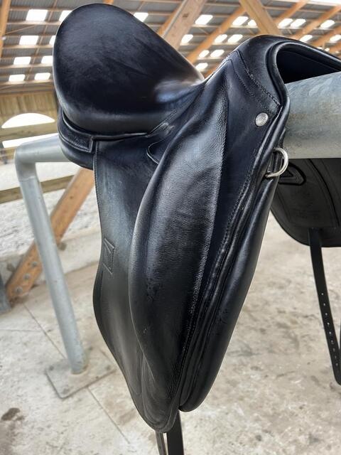 Selle Dressage Childeric 2022 - 17,5 - état neuf - URGENT