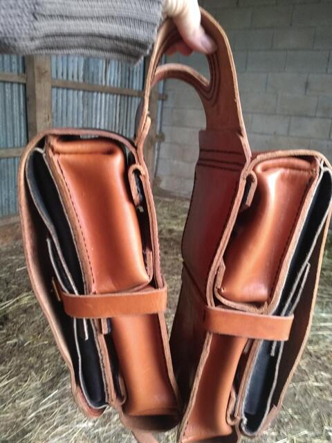 Selle western de randonnée et sacoches