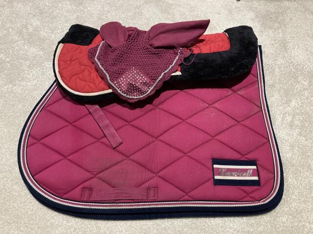 Tapis de selle LAMICELL rose avec bonnet et amortisseur FOUGANZA assorti
