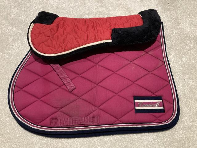 Tapis de selle LAMICELL rose avec bonnet et amortisseur FOUGANZA assorti
