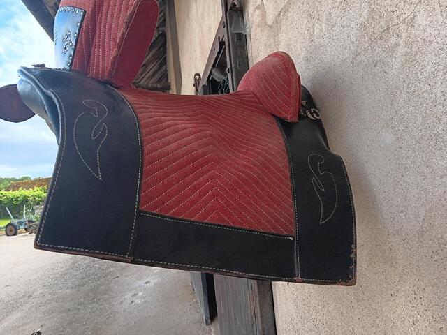 Selle Portugaise rouge et noir en bon etat