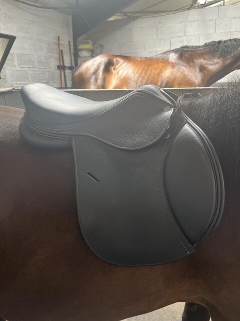 Selle 16 pouces cuir noir
