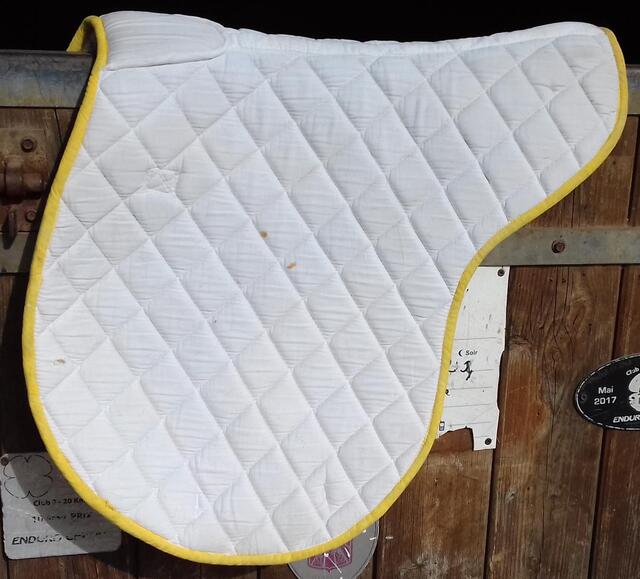 Tapis de selle blanc à bords jaunes
