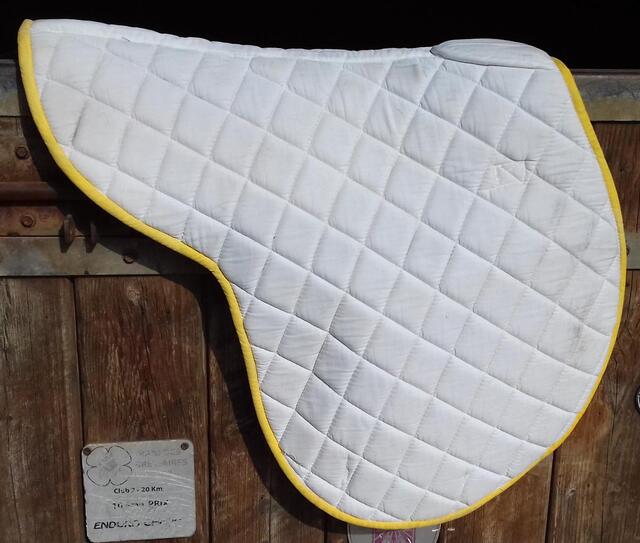 Tapis de selle blanc à bords jaunes
