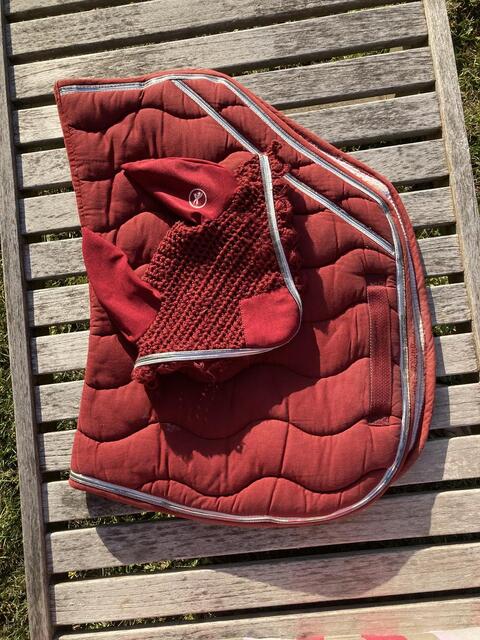 Tapis et bonnet equithème