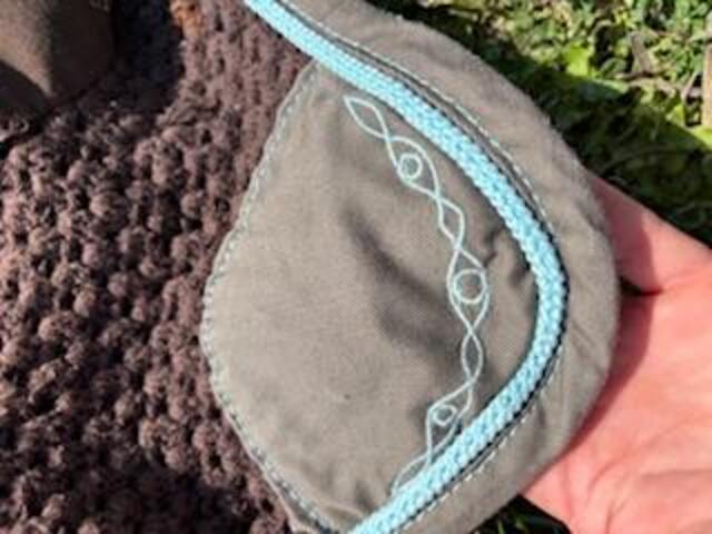 Bonnet marron et bleu