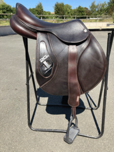 Selle CWD 2Gs taille 17,5 avec étrivières plates CWD et étriers