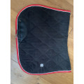Tapis et bonnet GEM noir et rouge
