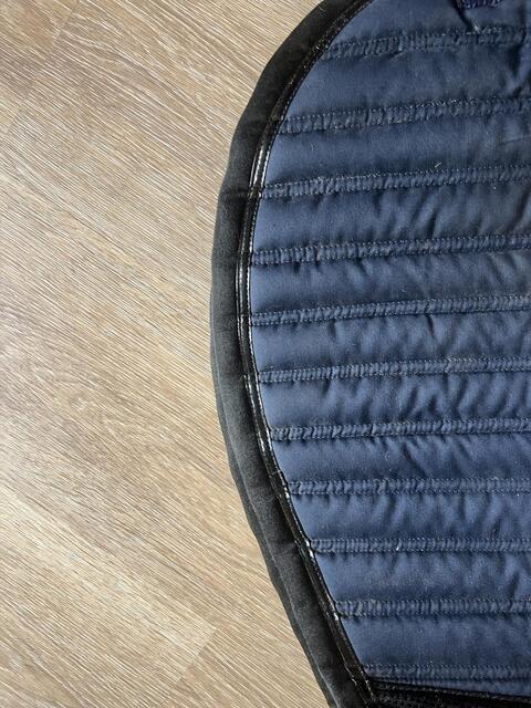 Tapis bleu marine et noir Silver Crown