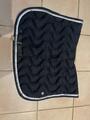 Tapis Silver Crown noir avec un bord argent