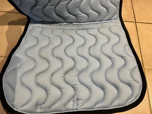Tapis Silver Crown noir avec un bord argent