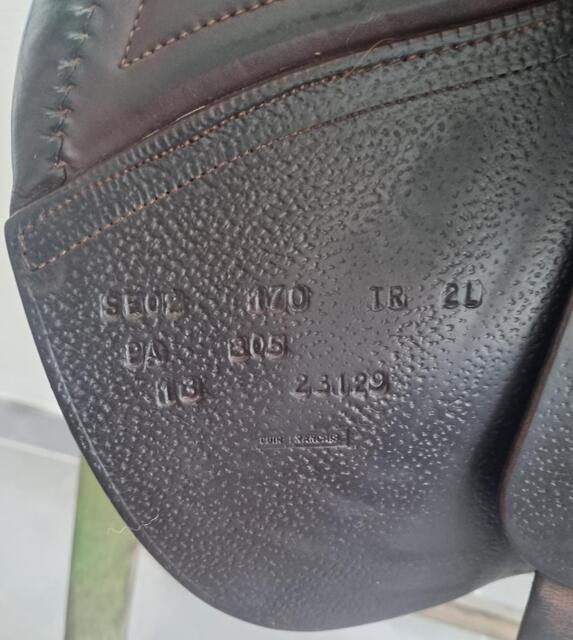 Selle CWD 17' SE02 quartiers 2L + étrivières CWD + housse CWD