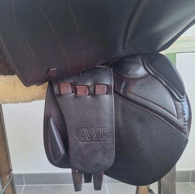 Selle CWD 17' SE02 quartiers 2L + étrivières CWD + housse CWD