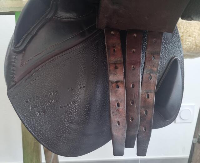 Selle CWD 17' SE02 quartiers 2L + étrivières CWD + housse CWD