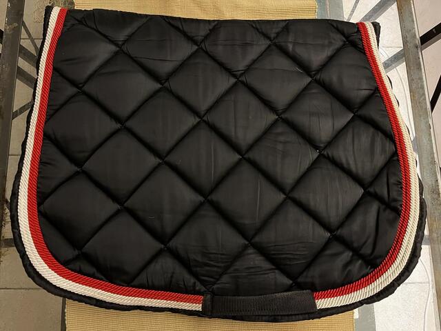 Tapis AL noir et rouge + bandes de polo