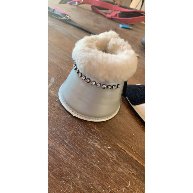 cloche a strass grise