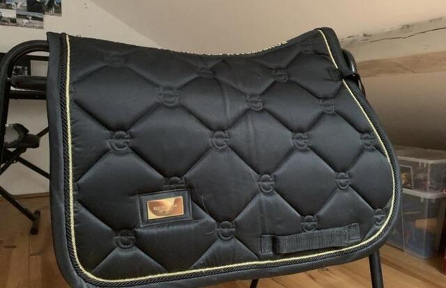 Tapis equestrian Stockholm noir et doré