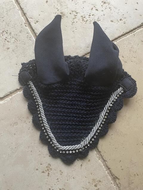 Bonnet bleu marine avec liseret de strass