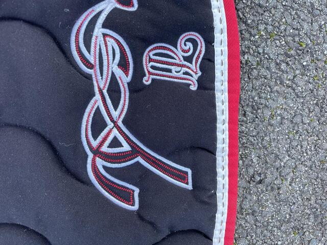 Tapis noir et rouge Pénélope