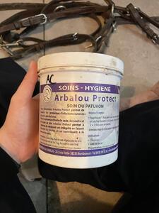 Soin paturon Arbalou (gale de boue/crevasses)