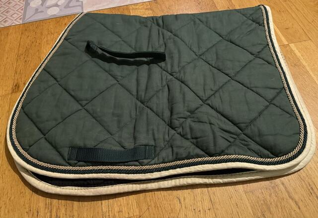 Tapis vert et beige HFI