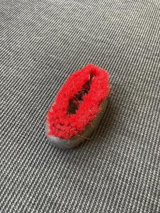 Brosse douce rouge et noire