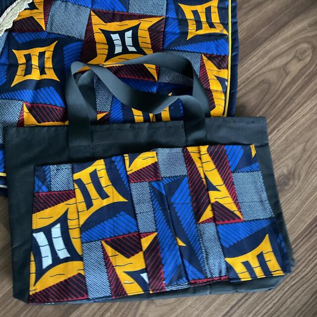 Ensemble composé d’un tapis, d’un bonnet et d’un sac de pansage