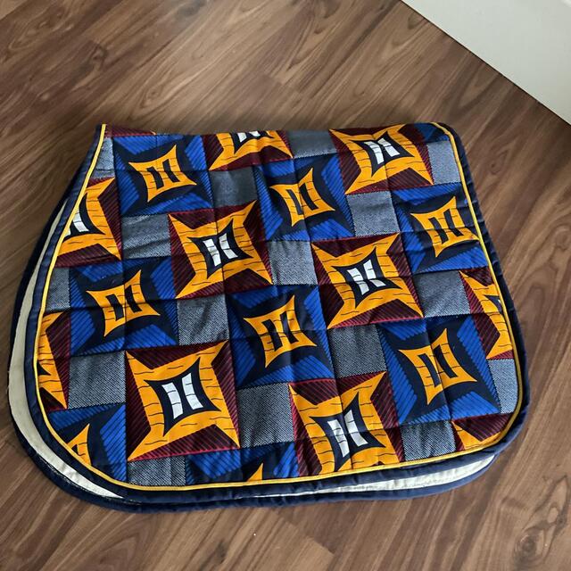 Ensemble composé d’un tapis, d’un bonnet et d’un sac de pansage