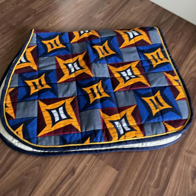 Ensemble composé d’un tapis, d’un bonnet et d’un sac de pansage