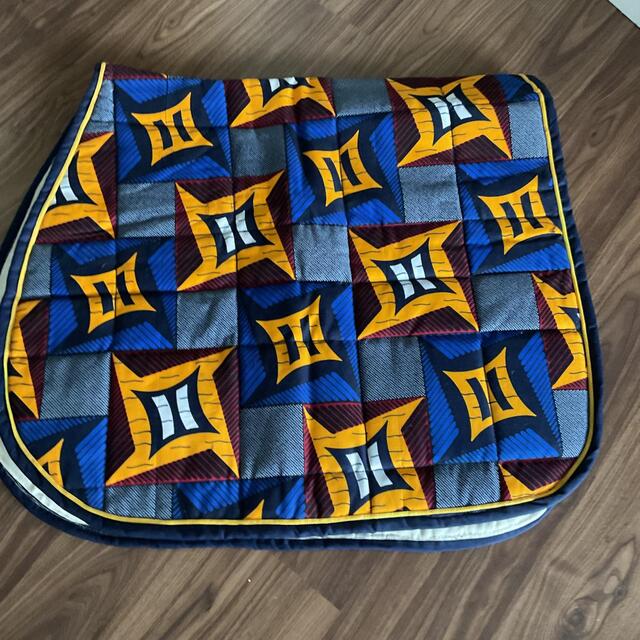 Ensemble composé d’un tapis, d’un bonnet et d’un sac de pansage