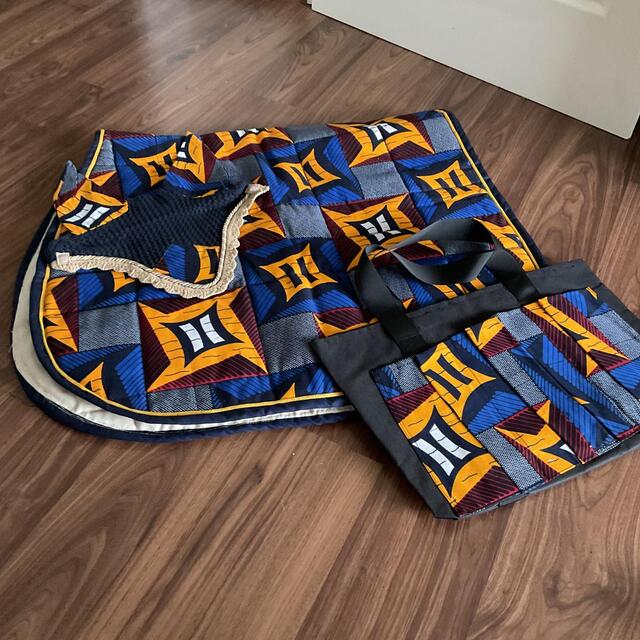 Ensemble composé d’un tapis, d’un bonnet et d’un sac de pansage