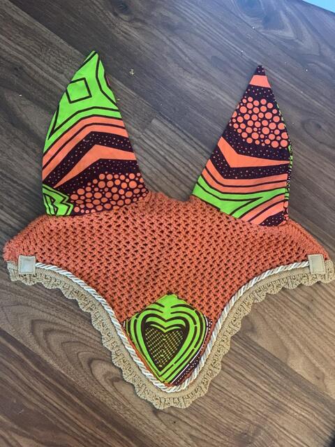 Ensemble composé d’un tapis, d’un bonnet et d’un sac de pansage