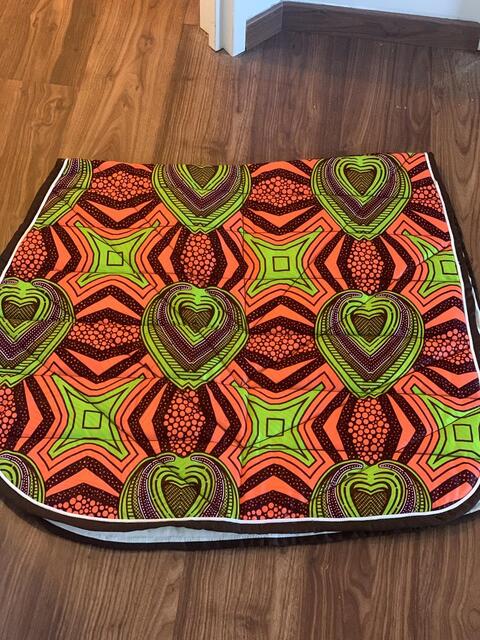 Ensemble composé d’un tapis, d’un bonnet et d’un sac de pansage