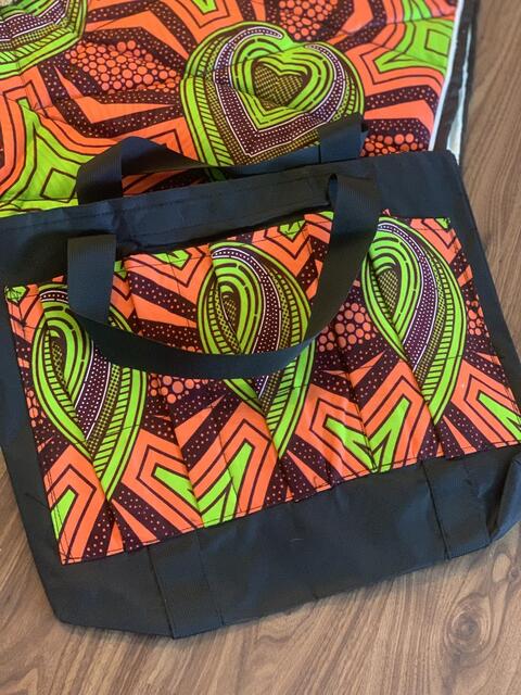 Ensemble composé d’un tapis, d’un bonnet et d’un sac de pansage