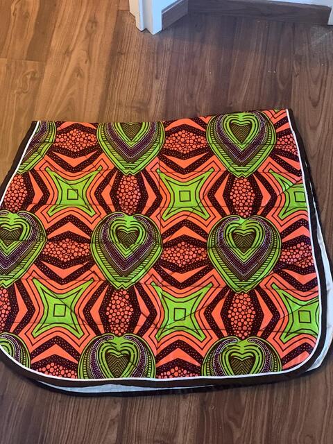 Ensemble composé d’un tapis, d’un bonnet et d’un sac de pansage
