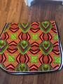 Ensemble composé d’un tapis, d’un bonnet et d’un sac de pansage