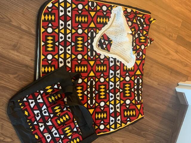Ensemble composé d’un tapis, d’un bonnet et d’un sac de pansage