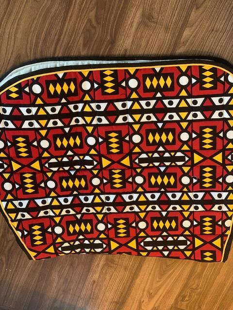 Ensemble composé d’un tapis, d’un bonnet et d’un sac de pansage