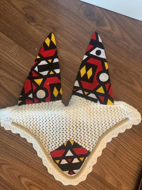 Ensemble composé d’un tapis, d’un bonnet et d’un sac de pansage